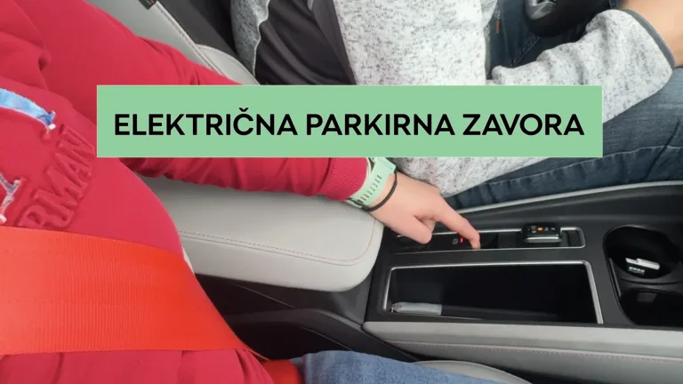Kaj se zgodi, če med vožnjo uporabimo električno parkirno zavoro?